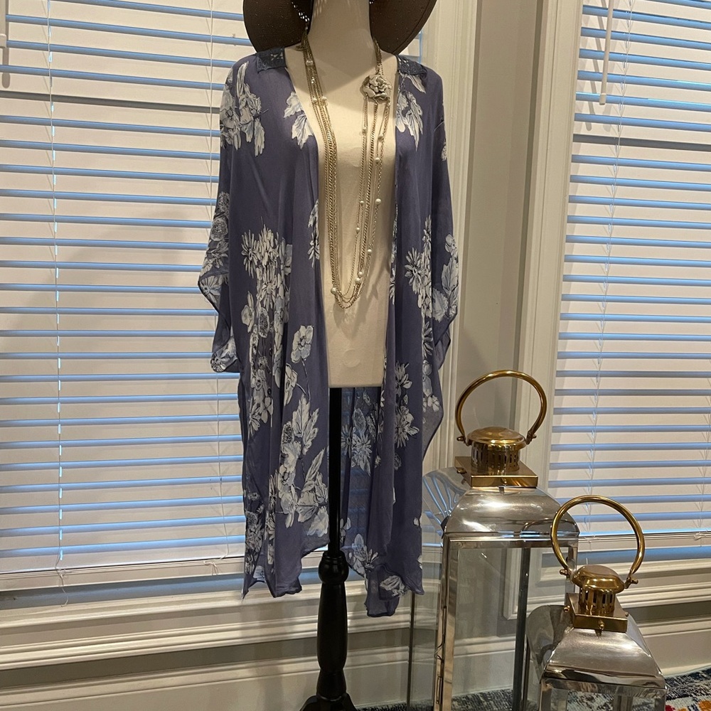 Beautiful Blue flowing floral kimono with crochet back - Picture 4 of 12